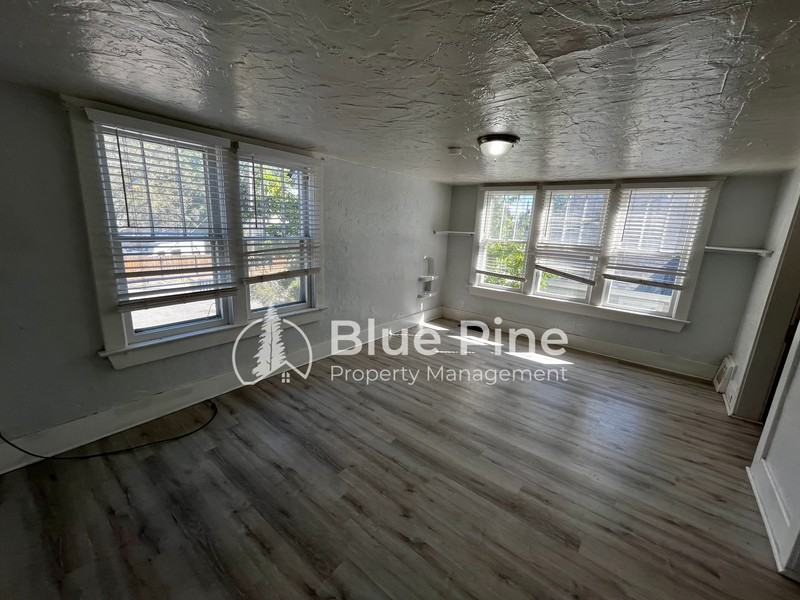 252 N Shilling Ave #4 - Photo 3 of 13
