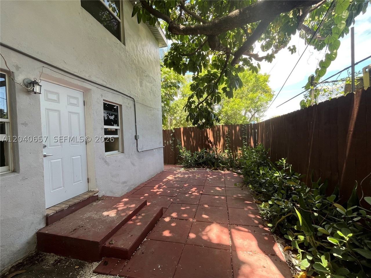820 Sw 31st Ave #S - Photo 2 of 9