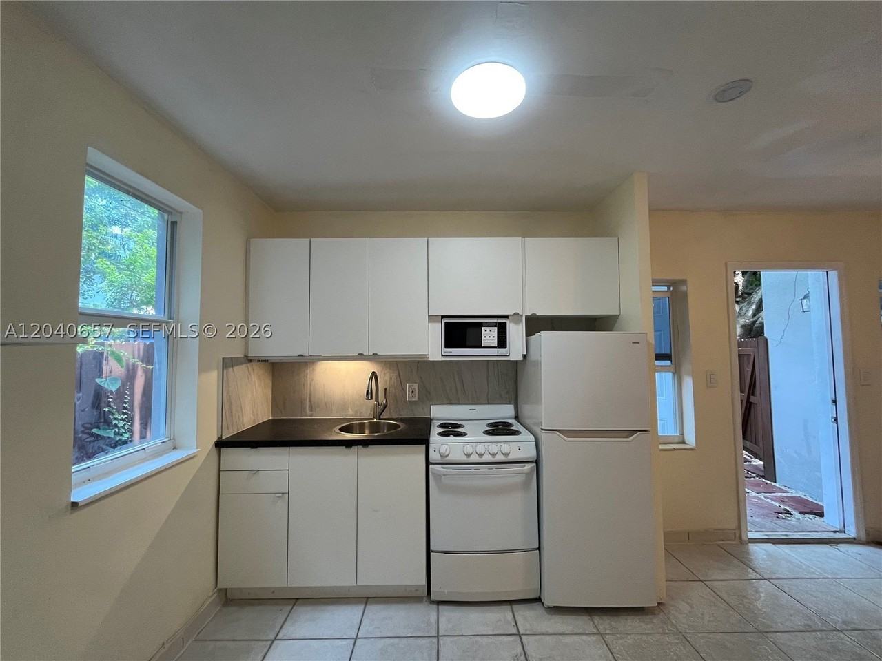 820 Sw 31st Ave #S - Photo 3 of 9