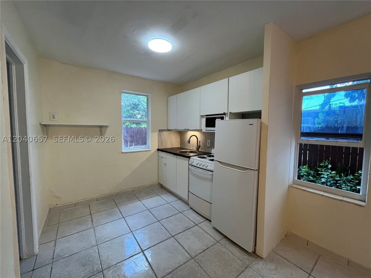 820 Sw 31st Ave #S - Photo 4 of 9