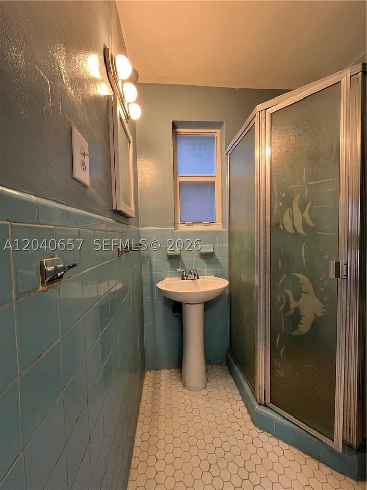 820 Sw 31st Ave #S - Photo 6 of 9