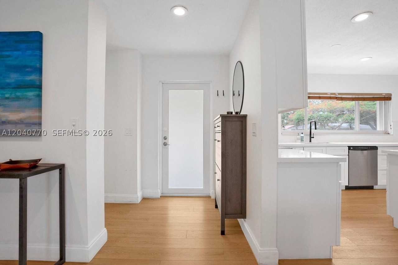 1365 Sw 9th St - Photo 2 of 20