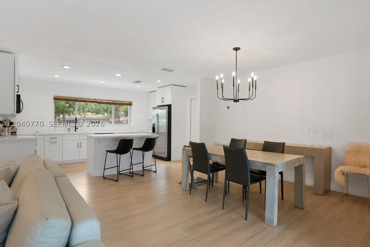 1365 Sw 9th St - Photo 5 of 20