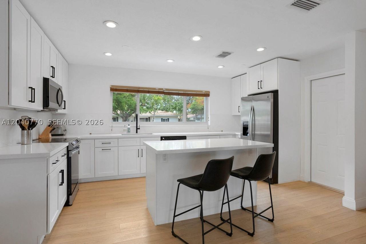1365 Sw 9th St - Photo 7 of 20