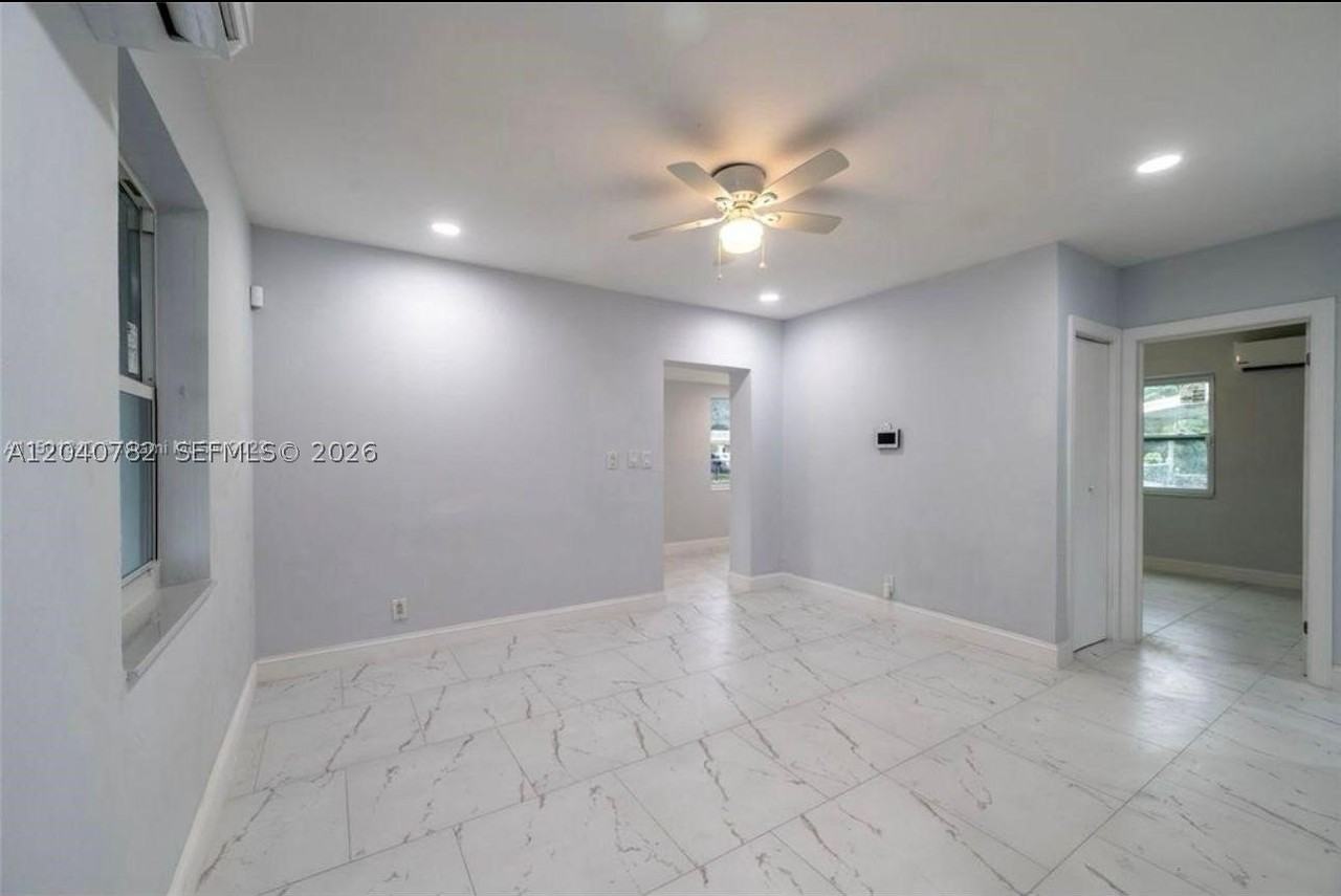 425 Nw 14th Way - Photo 3 of 14