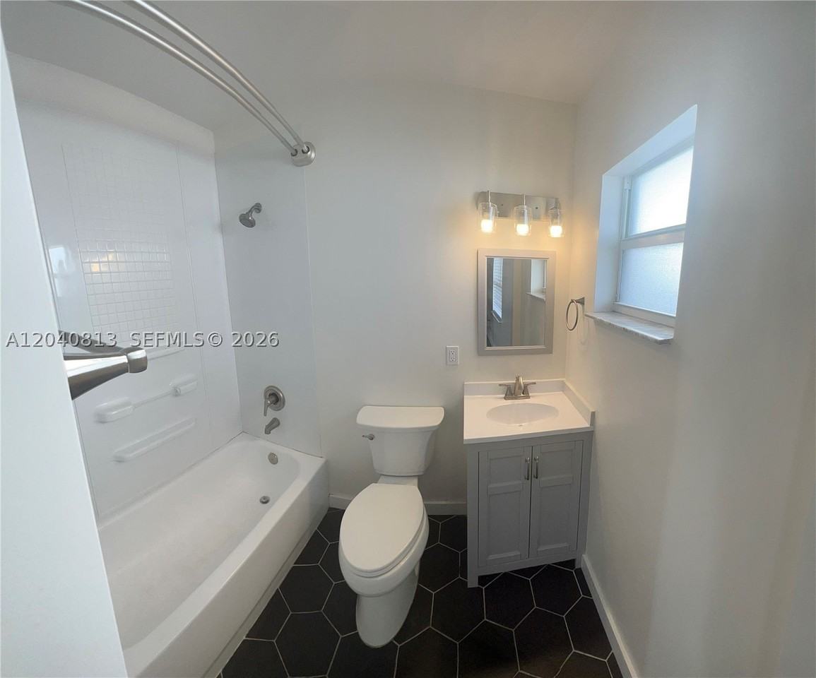 1015 Sw 4th Ave #B - Photo 3 of 14