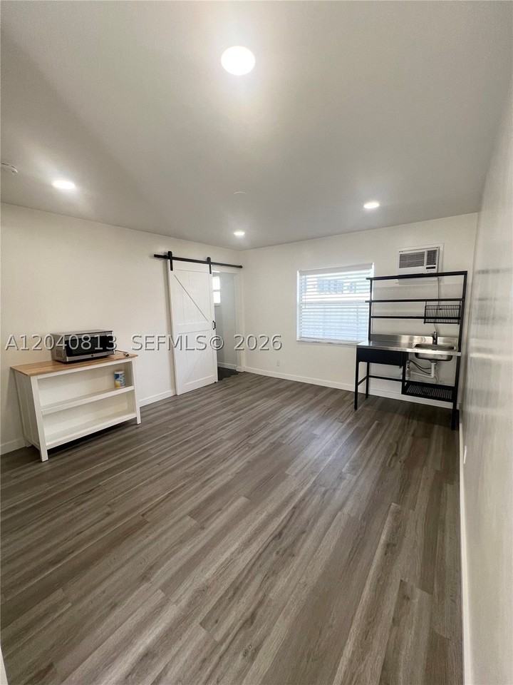 1015 Sw 4th Ave #B - Photo 7 of 14
