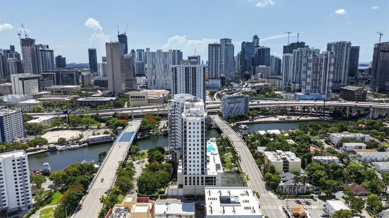 10 Nw South River Dr #1005 - Photo 4 of 20