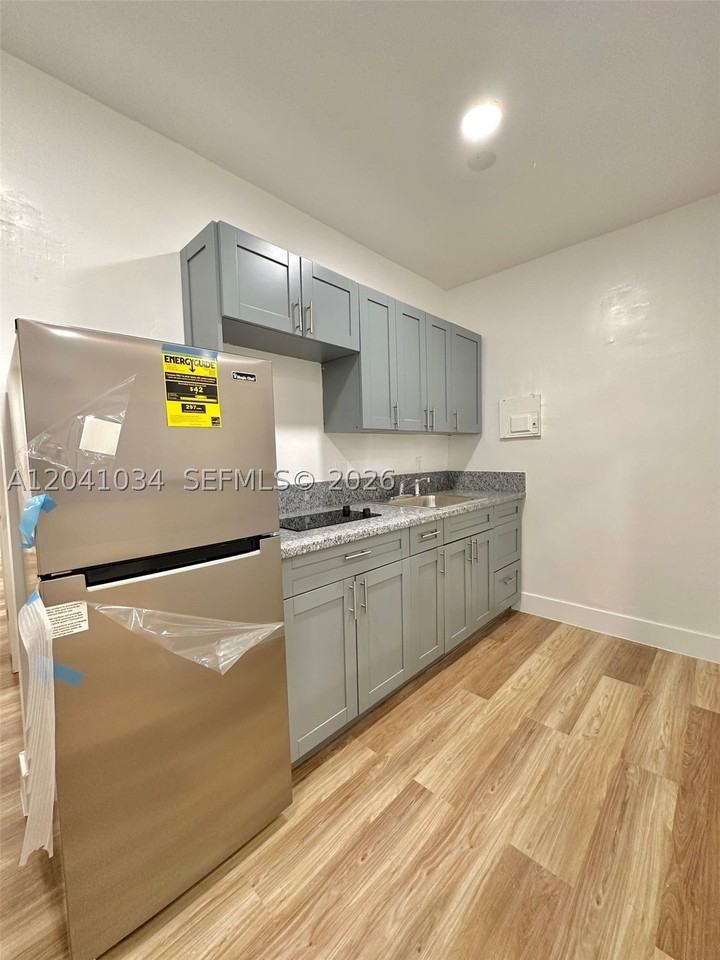 5545 N Miami Ave #8 - Photo 6 of 12