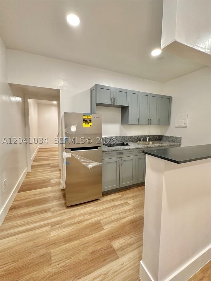 5545 N Miami Ave #8 - Photo 7 of 12
