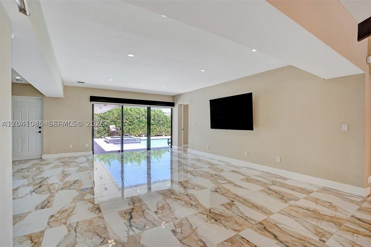 2255 Ne 120th St - Photo 4 of 29