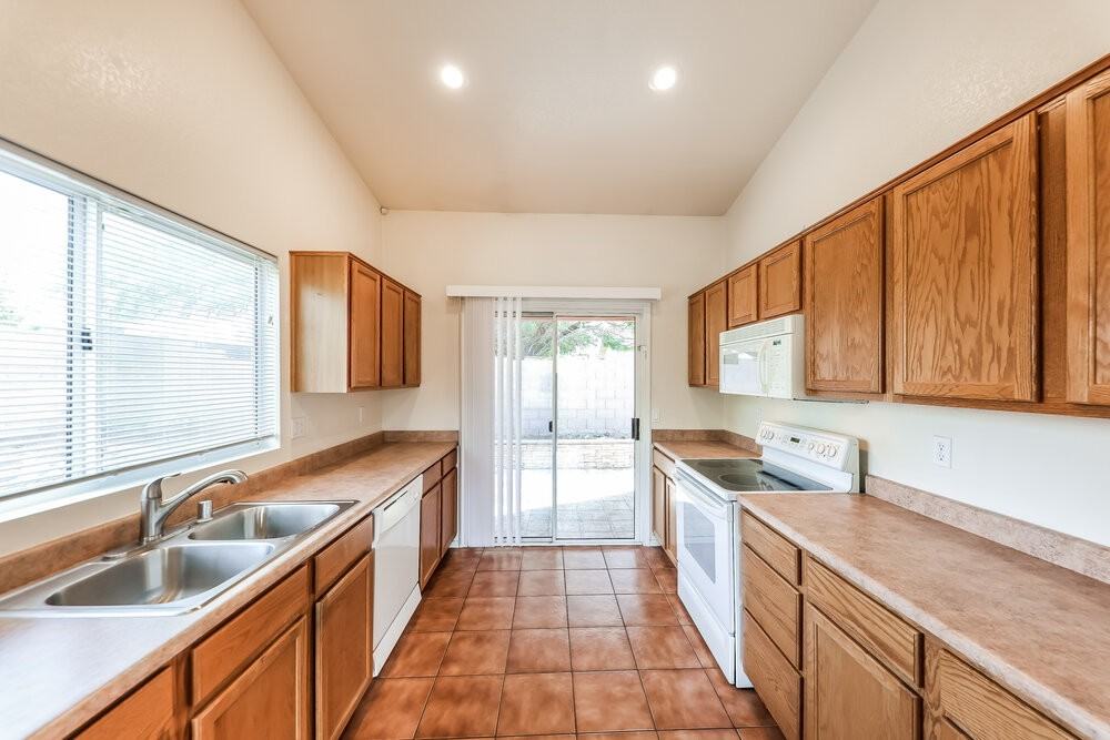4046 W Abraham Ln - Photo 6 of 16