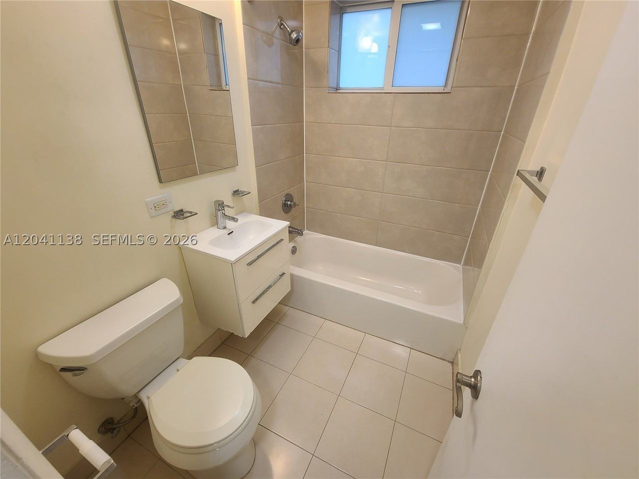 220 Collins Ave #3B - Photo 4 of 10
