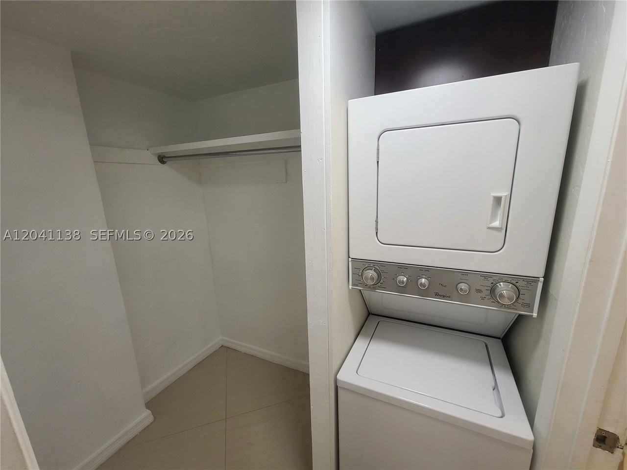 220 Collins Ave #3B - Photo 5 of 10