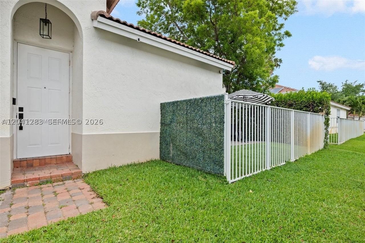 18755 Sw 27th Ct - Photo 3 of 25