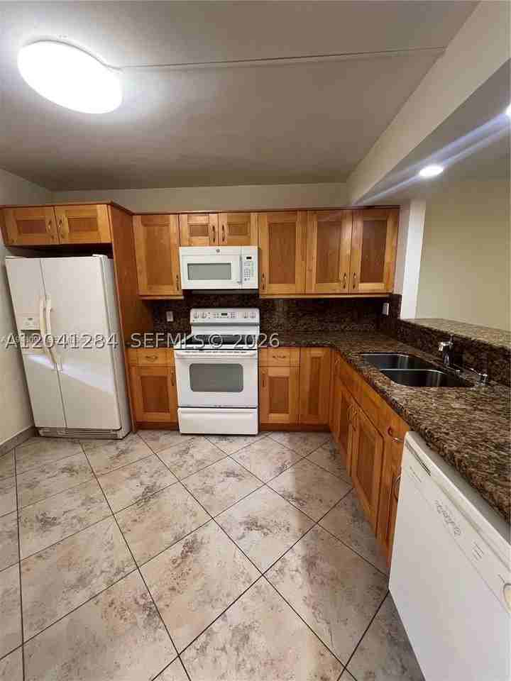 379 Lakeview Dr #205 - Photo 5 of 8