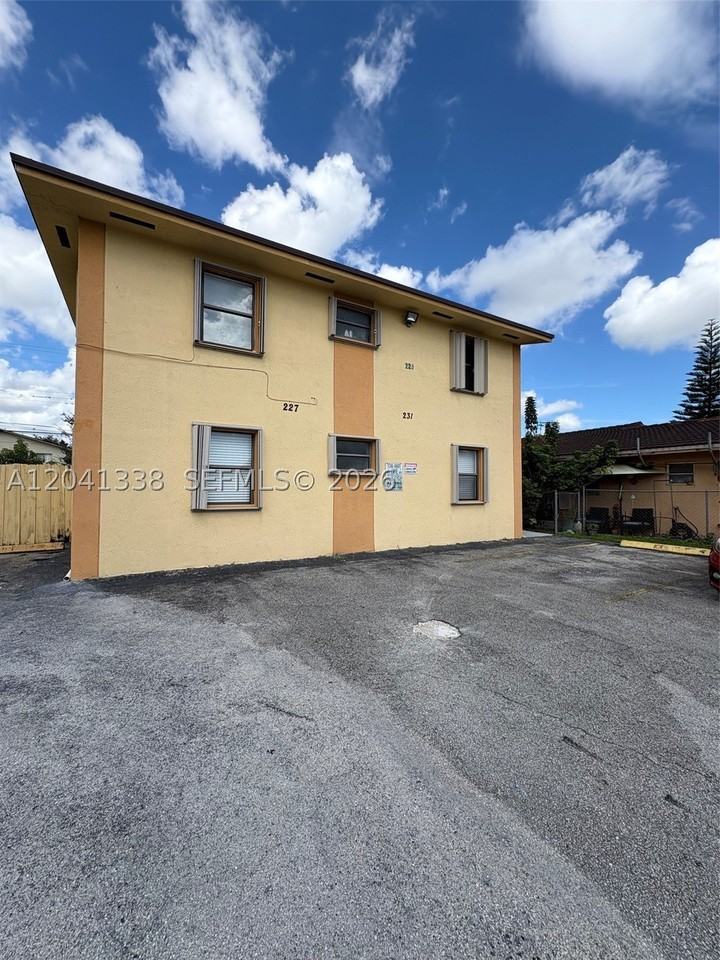 231 E 7th St #202