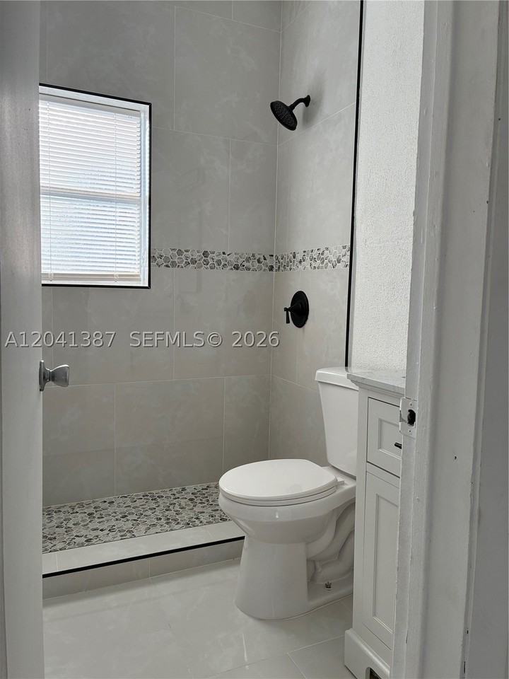 550 Nw 15th Ct - Photo 3 of 8