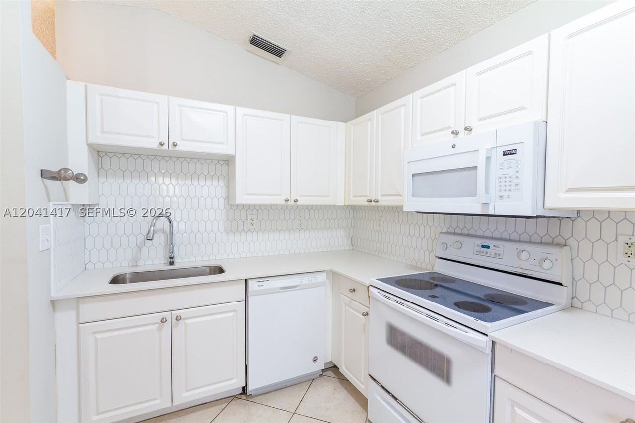 11811 Sw 8th St - Photo 4 of 34