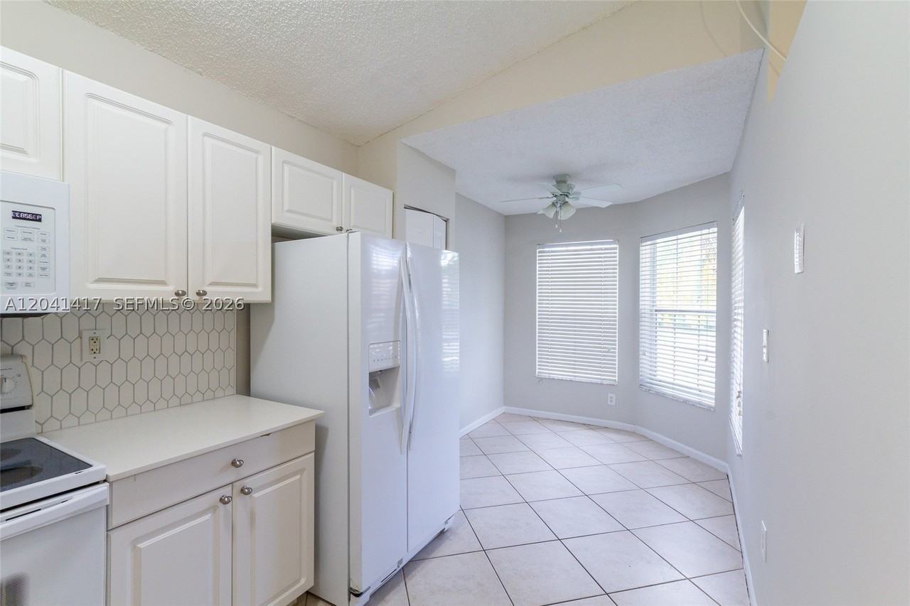 11811 Sw 8th St - Photo 5 of 34