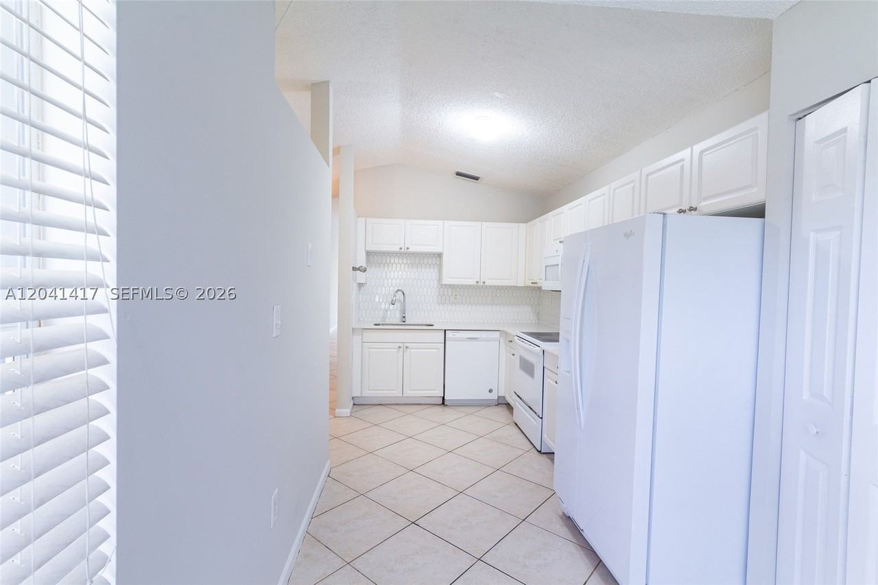 11811 Sw 8th St - Photo 7 of 34