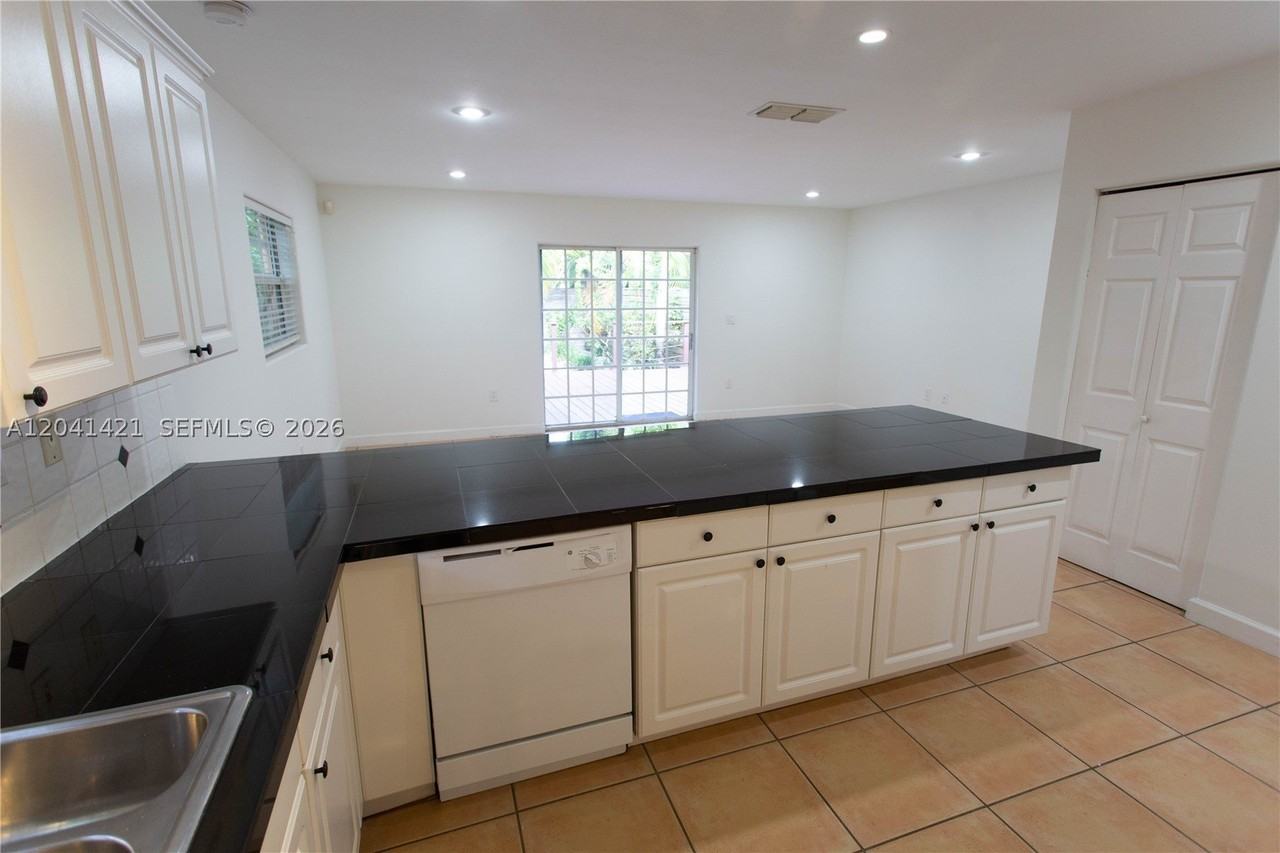 2919 Virginia St - Photo 4 of 12