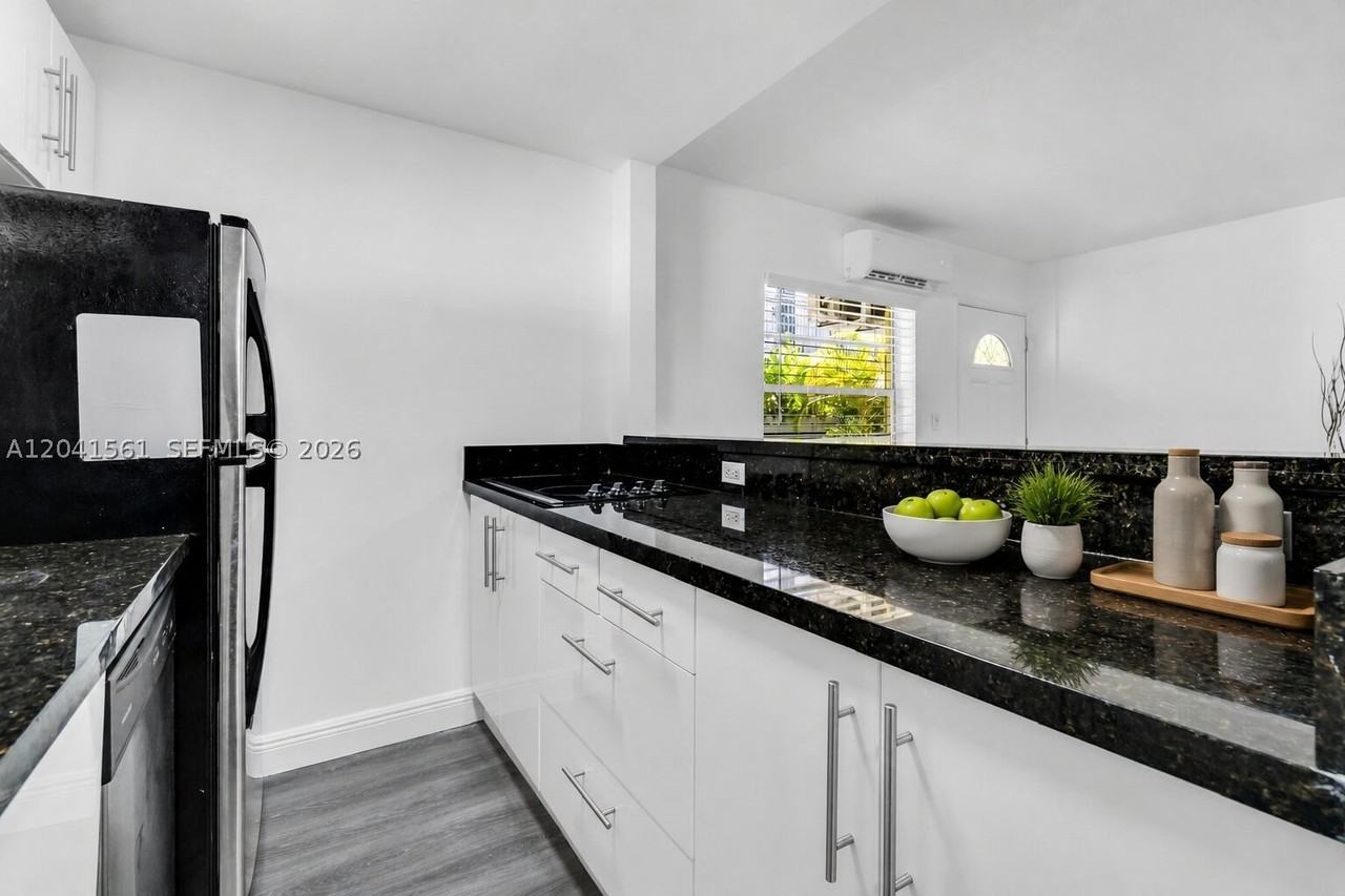 734 Meridian Ave #3 - Photo 3 of 20