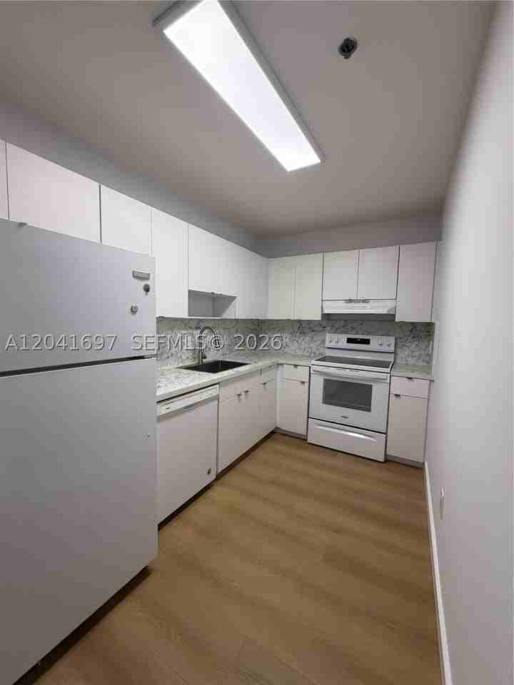 717 Sw 11th Ave #206 - Photo 3 of 11