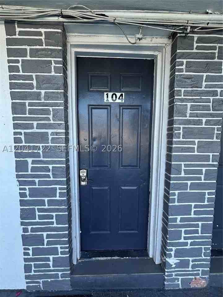 1843 Dewey St #104 - Photo 4 of 10