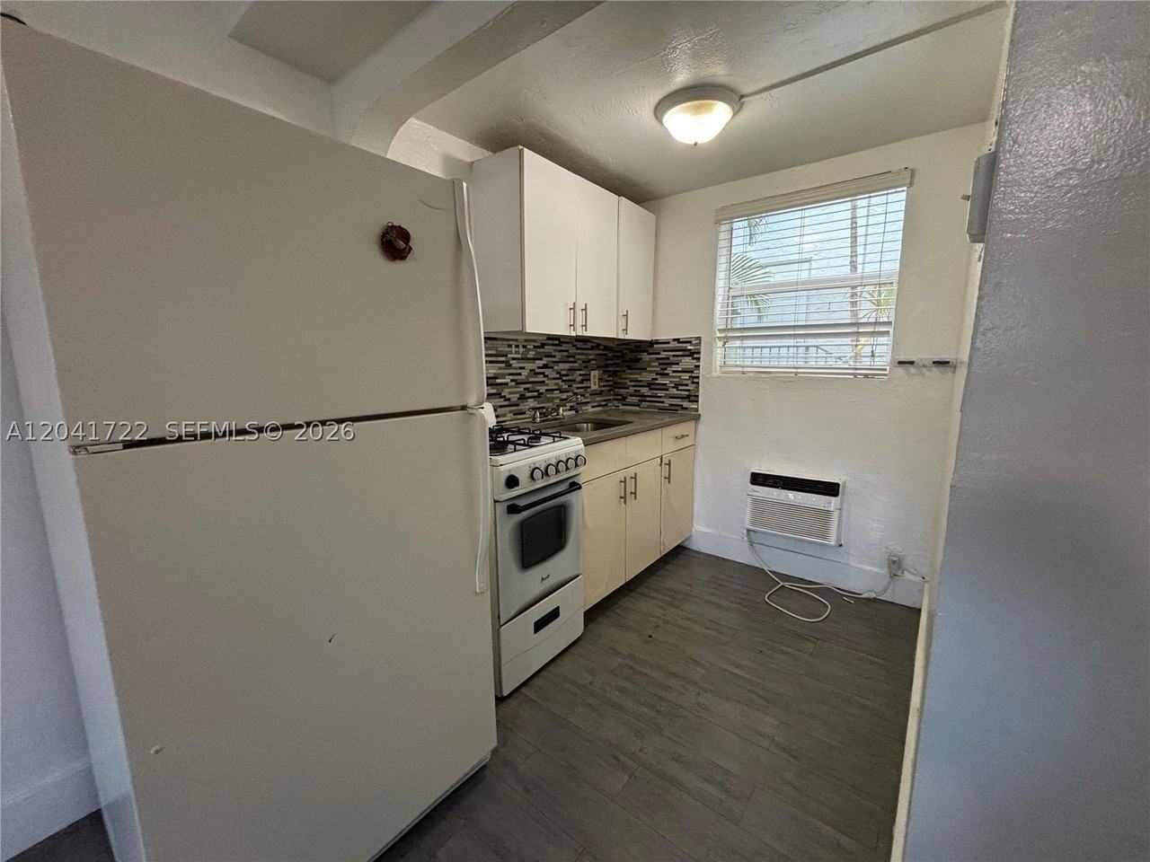 1843 Dewey St #104 - Photo 7 of 10