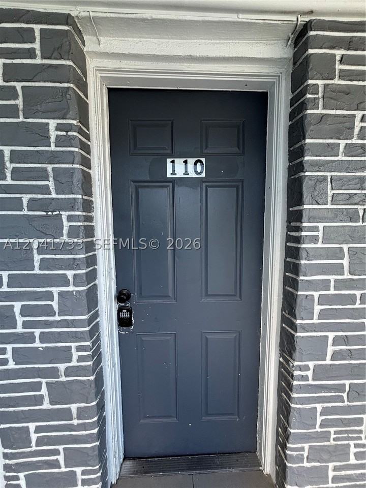 1843 Dewey St #110 - Photo 5 of 11