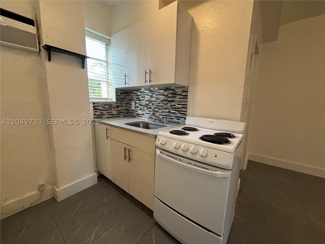 1843 Dewey St #110 - Photo 7 of 11