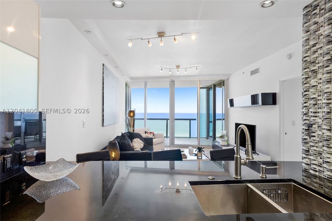 17121 Collins Ave #1406 - Photo 6 of 35