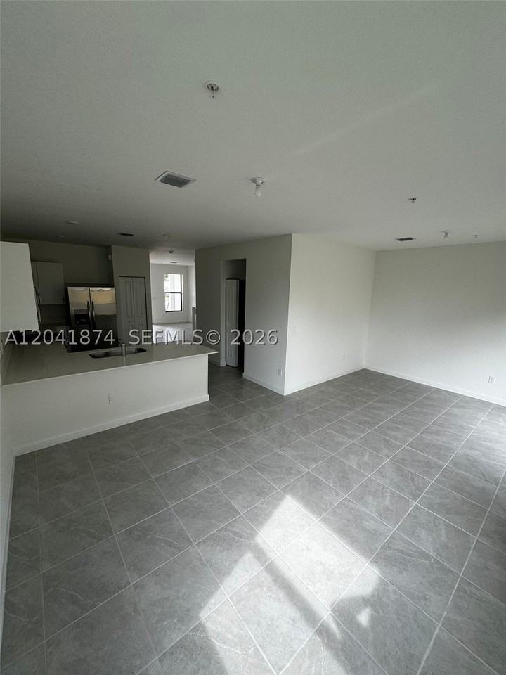 285 Sw 159th Ln #0 - Photo 5 of 39