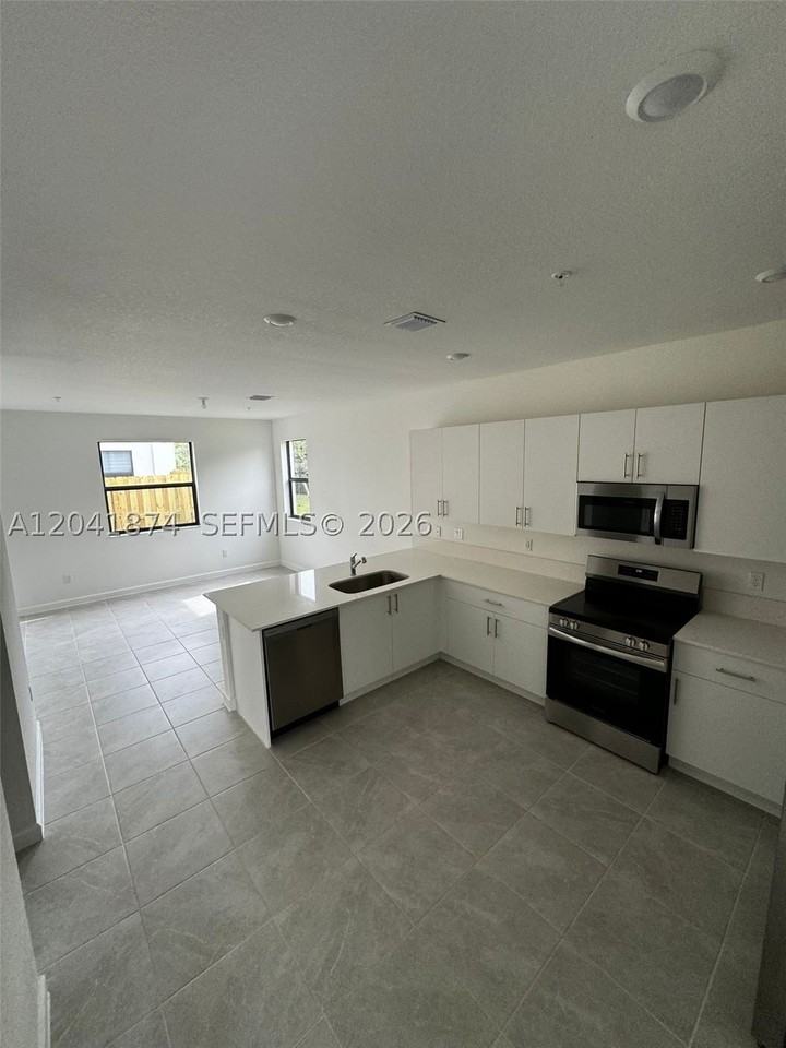 285 Sw 159th Ln #0 - Photo 6 of 39