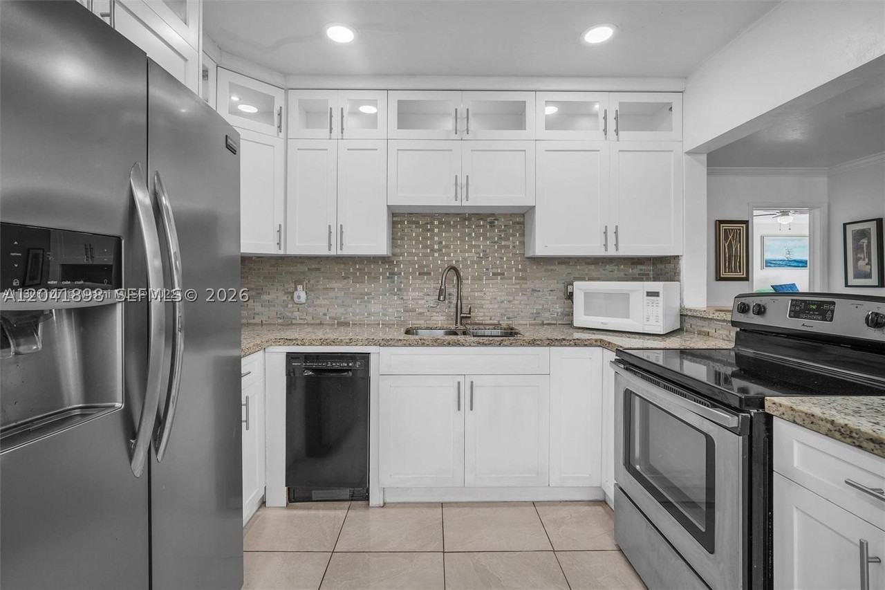 1635 Hollywood Blvd - Photo 7 of 32