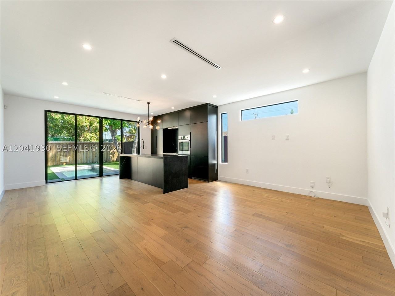227 Nw 39th St - Photo 4 of 30