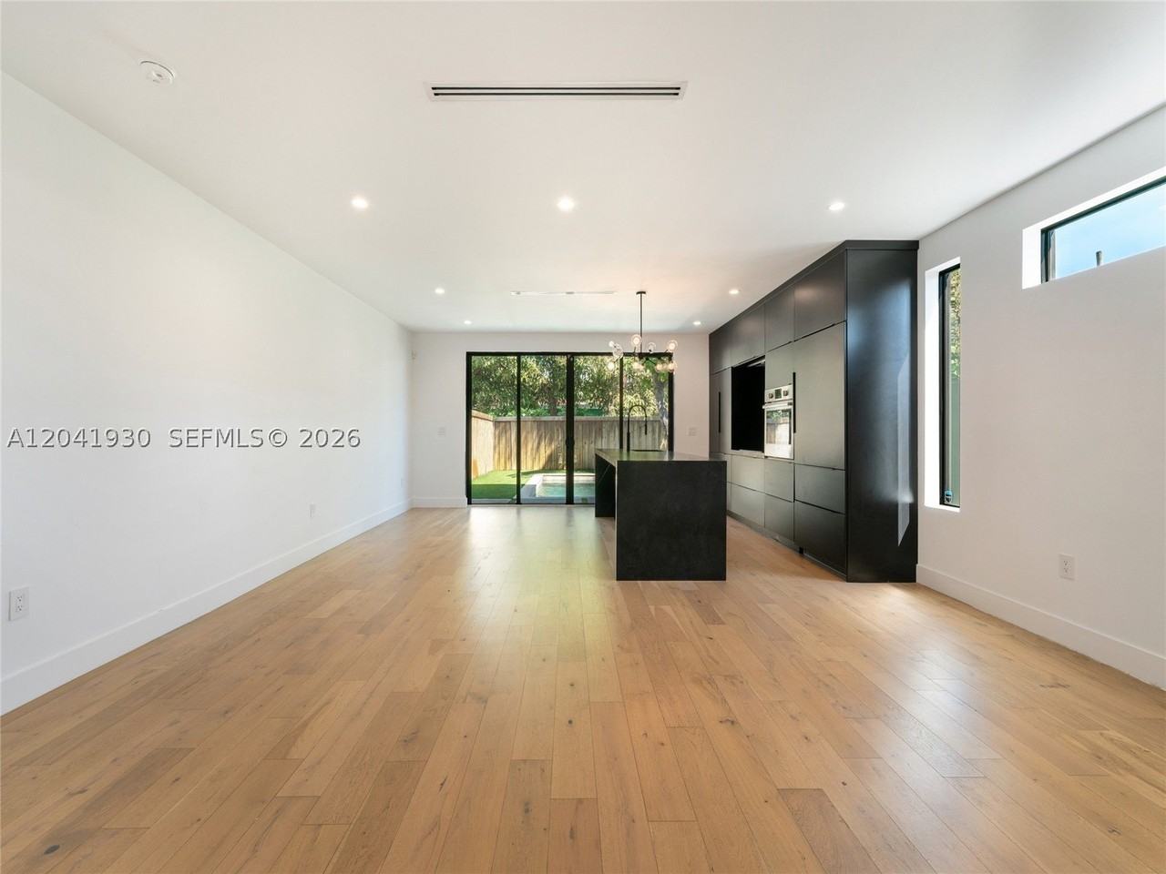 227 Nw 39th St - Photo 5 of 30