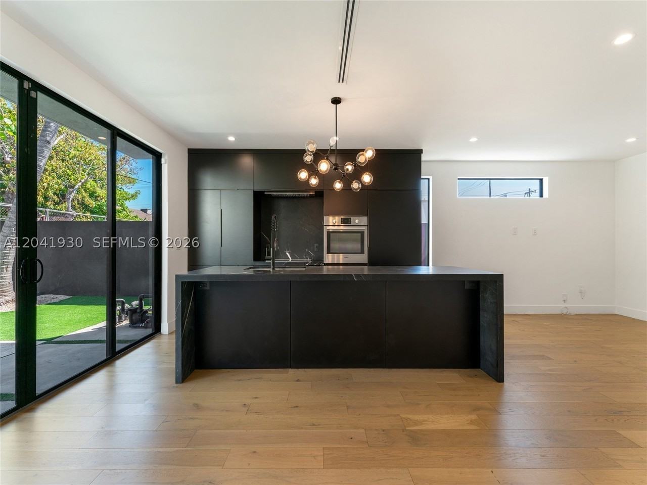 227 Nw 39th St - Photo 7 of 30