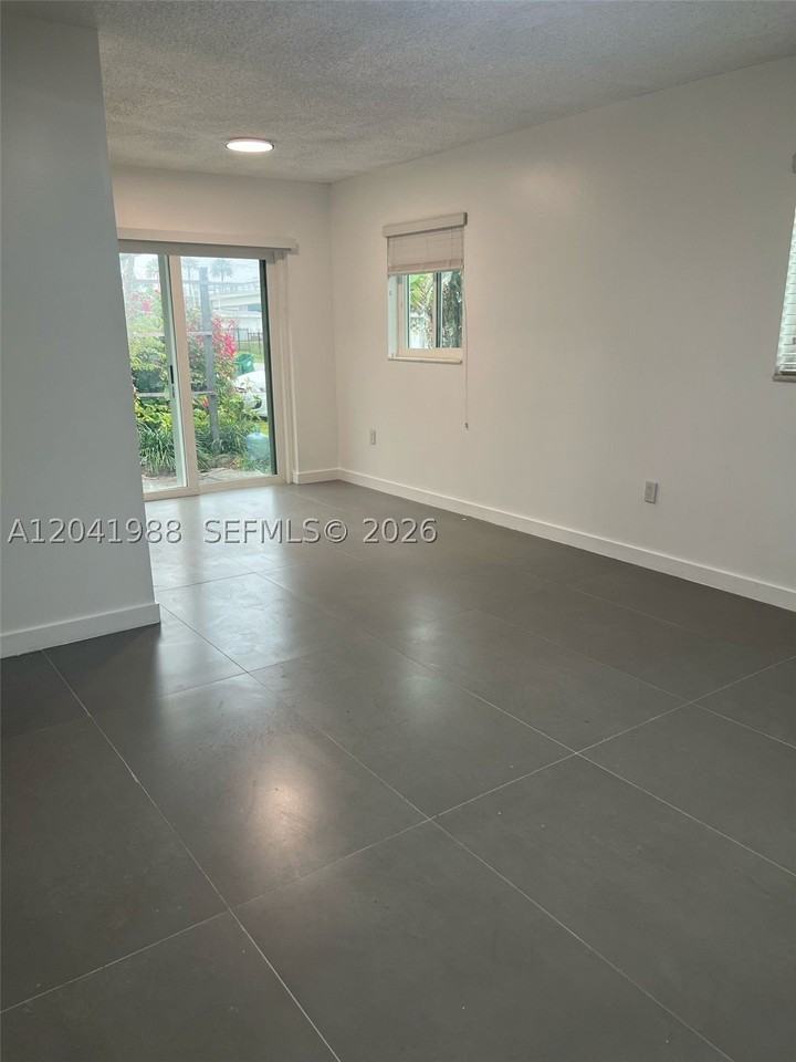 2611 Ne 204th Ter - Photo 3 of 16