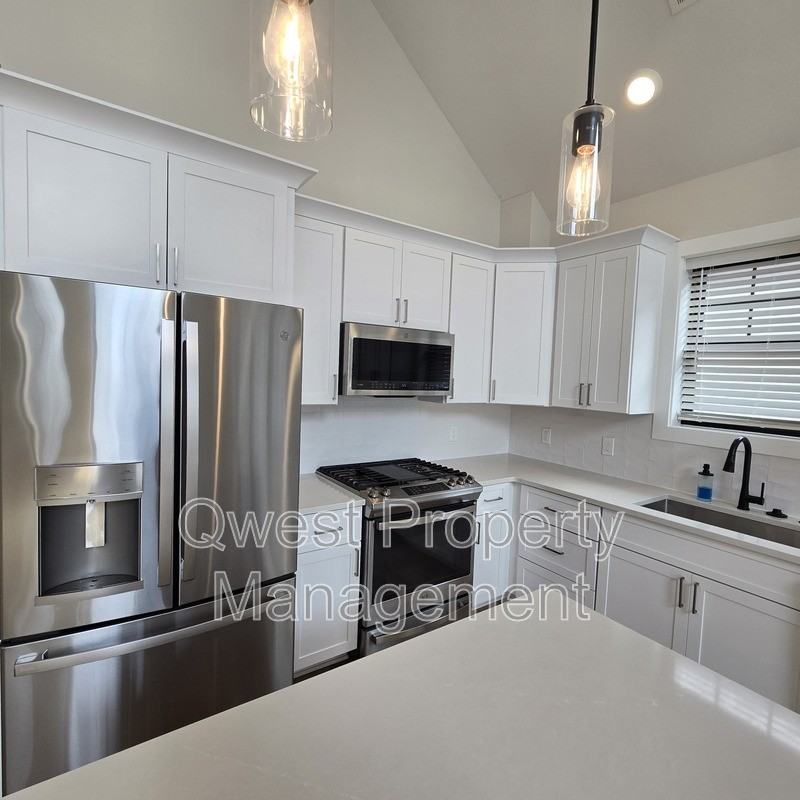 629 Fairview Ave Ne #1 - Photo 3 of 14