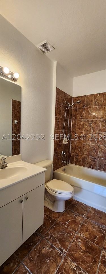 10949 Sw 181st Ter #0 - Photo 6 of 32