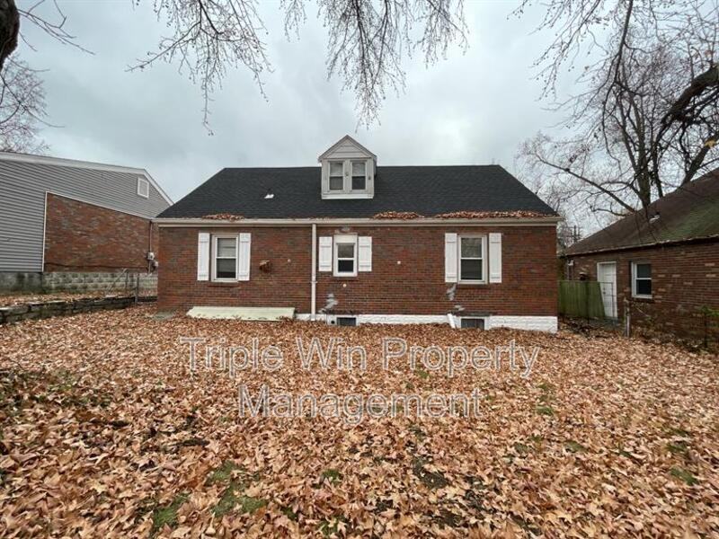 802 Rolwes Ave - Photo 5 of 36
