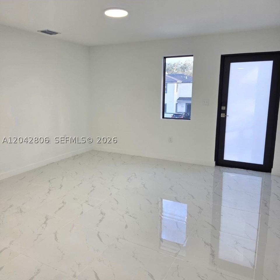 2729 Nw 44th St #2729 - Photo 2 of 12