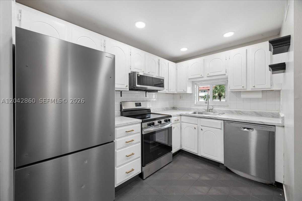 800 S Hollybrook Dr #205 - Photo 3 of 35