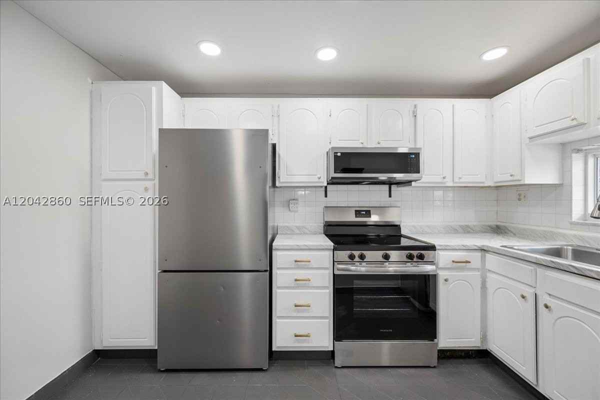 800 S Hollybrook Dr #205 - Photo 4 of 35