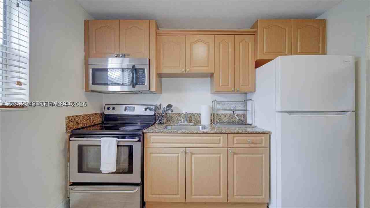 427 Sw 6th St #4 - Photo 2 of 9