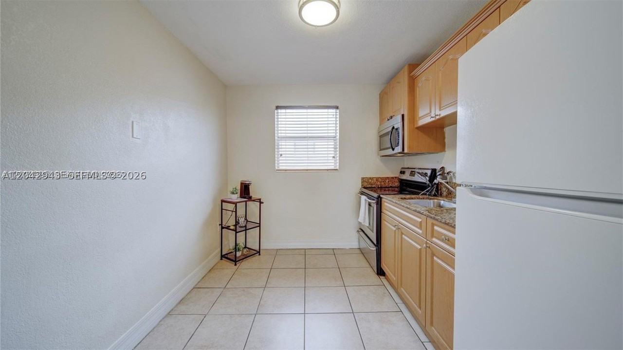 427 Sw 6th St #4 - Photo 3 of 9