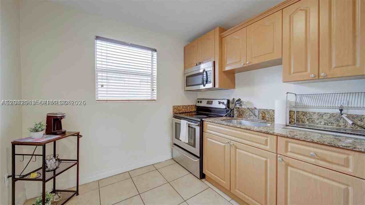 427 Sw 6th St #4 - Photo 4 of 9