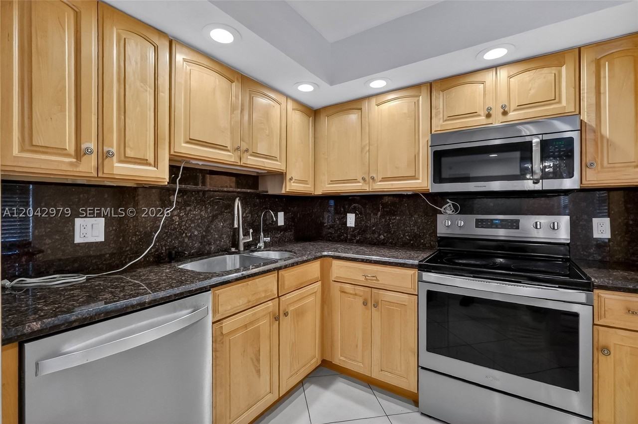 4015 W Palm Aire Dr #502 - Photo 7 of 31
